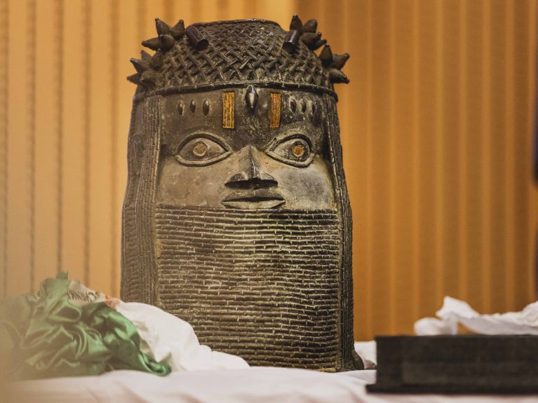 4. Tête de roi commémorative (bronze du Bénin), photo prise dans le cadre de la cérémonie de restitution des bronzes du Bénin au Nigeria, à Abuja.