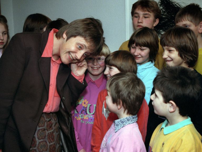 Die damalige Bundesjugendministerin und spätere Bundeskanzlerin Angela Merkel empfing 1991 in Bonn leukämiekranke Kinder aus Tschernobyl.