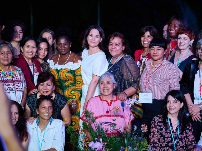 A ministra das Relações Exteriores da Alemanha, Annalena Baerbock, com os participantes da reunião da UNIDAS em Cali