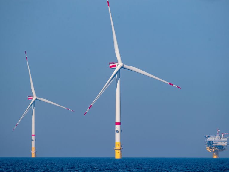 Windpark vor der Insel Rügen in der Ostsee