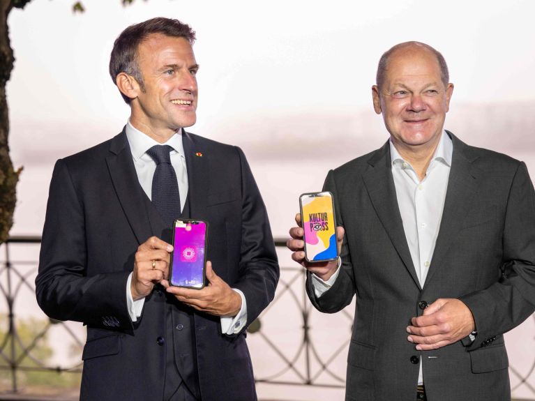 Le chancelier allemand Scholz et le président français Macron lors de la présentation de l’application KulturPass