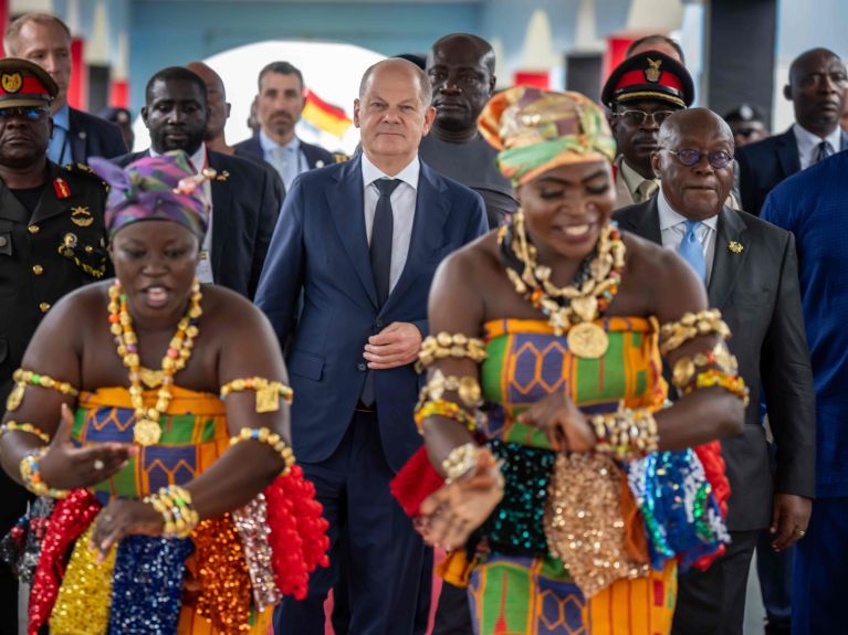 Bundeskanzler Olaf Scholz mit Nana Akufo-Addo (r.), Präsident von Ghana