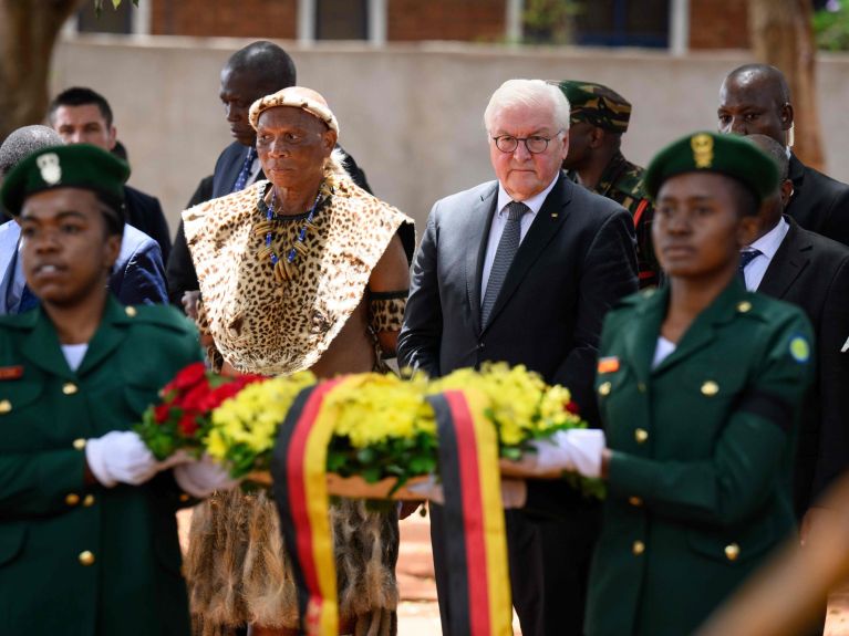 Bundespräsident Frank-Walter Steinmeier legt am Denkmal im Memorial Park von Songea einen Kranz nieder.