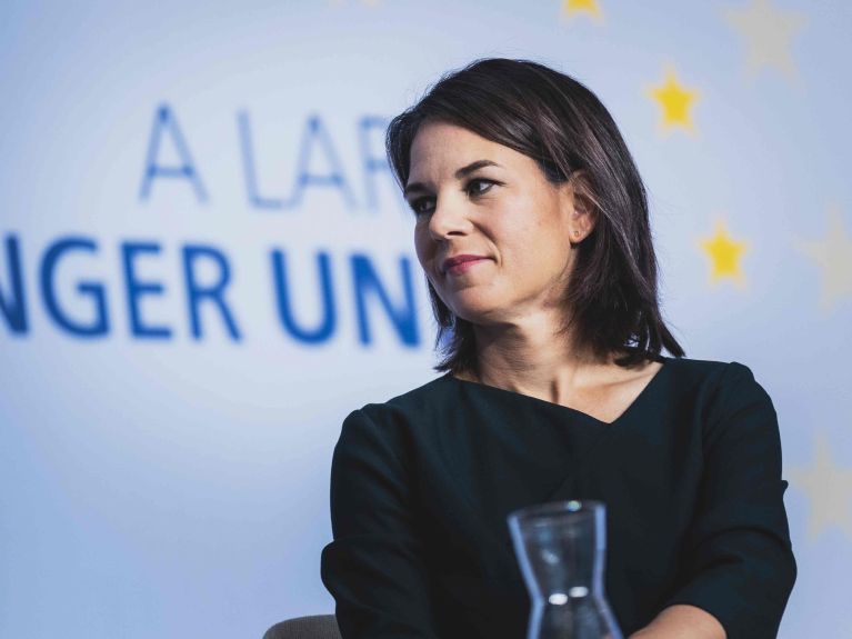A ministra das Relações Exteriores da Alemanha fala em uma conferência europeia em Berlim A ministra das Relações Exteriores da Alemanha fala em uma conferência europeia em Berlim
