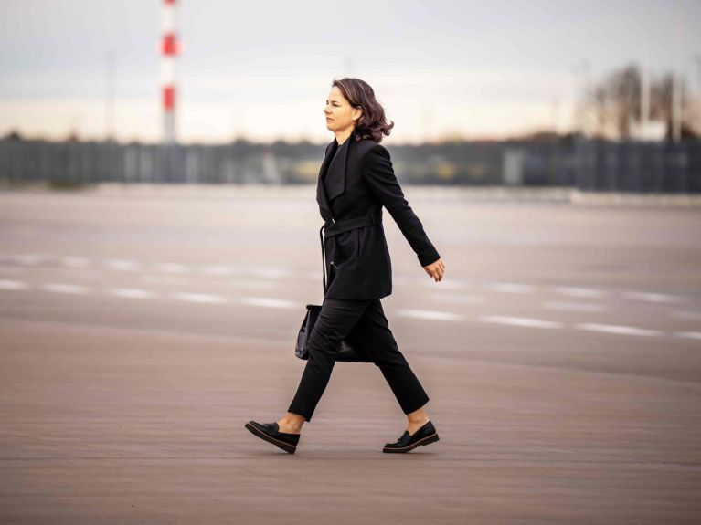 Deutschlands Außenministerin vor ihrer dritten Nahost-Reise am Flughafen in Berlin Deutschlands Außenministerin vor ihrer dritten Nahost-Reise am Flughafen in Berlin