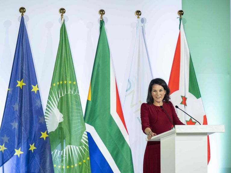 A. Baerbock, la ministre des Affaires étrangères, lors de l’inauguration des « „Biontainer »