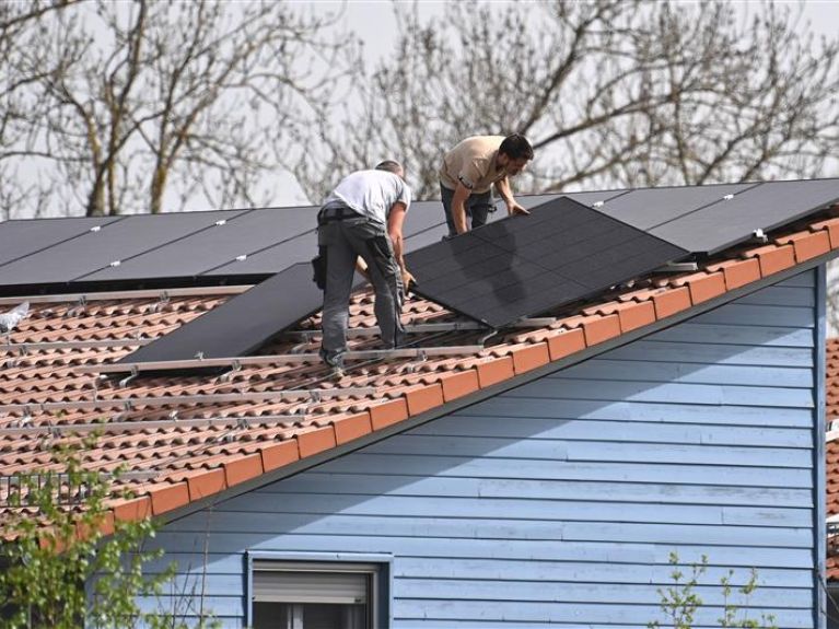 Montage de panneaux solaires sur un toit de maison 