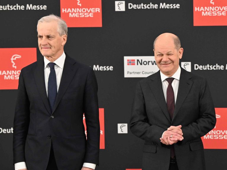 奥拉夫·朔尔茨和挪威首相约纳斯·加尔·斯特勒 