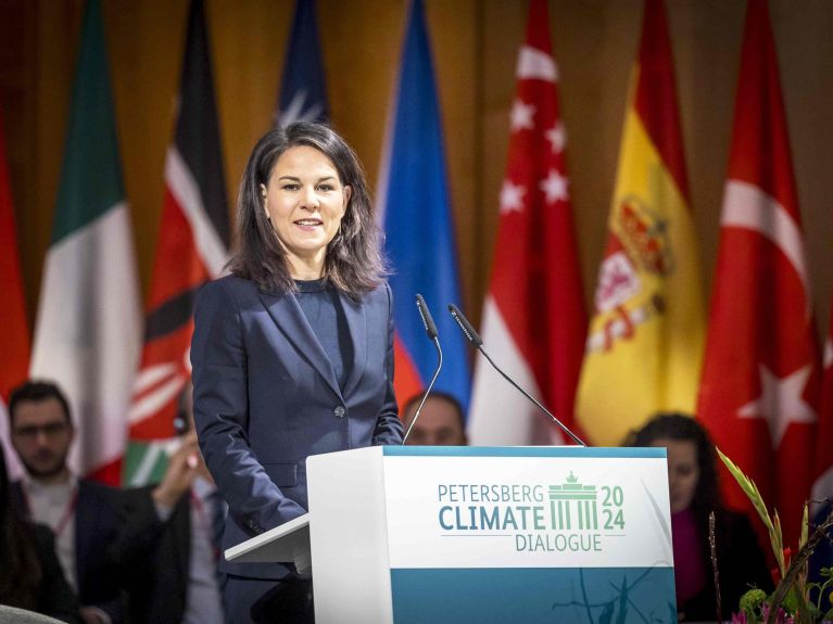 A ministra das Relações Exteriores Baerbock inaugura o Diálogo sobre o Clima de Petersberg. 