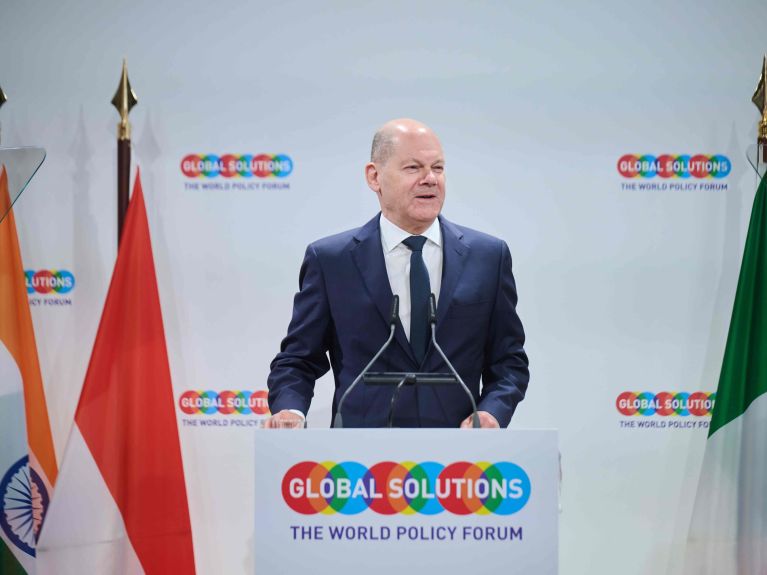    O chanceler federal Scholz discursa na “Global Solutions Summit” em Berlim. 