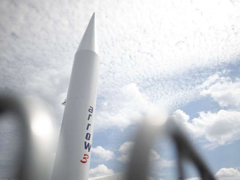 Ein Modell einer Rakete des Luftverteidigungssystems Arrow 3.
