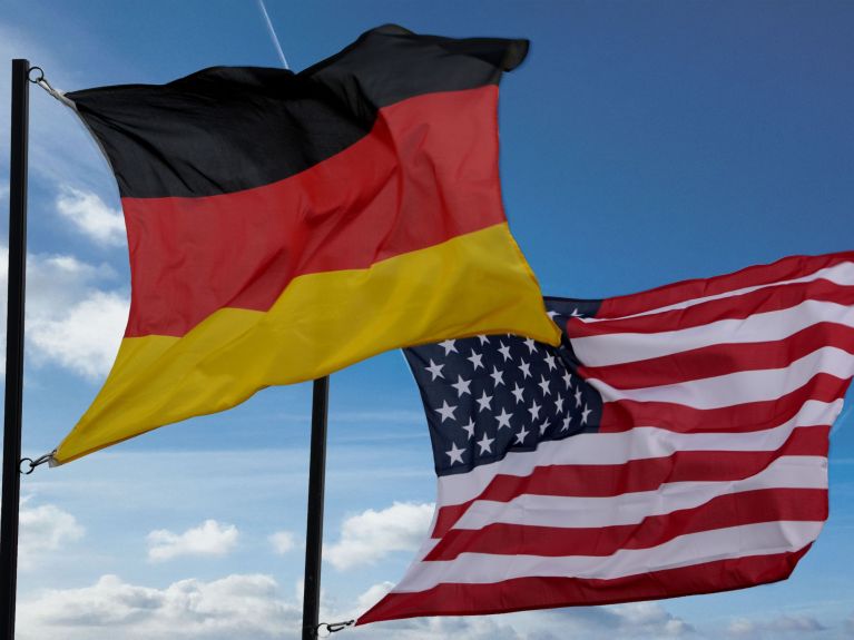 Die deutsche und die amerikanische Flagge beim Manöver „Tiger Meet“ Die deutsche und die amerikanische Flagge beim Manöver „Tiger Meet“