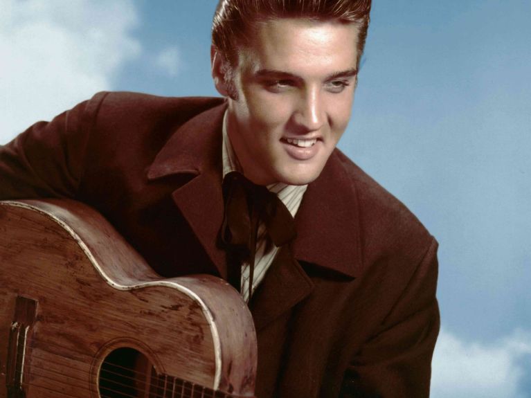 Elvis Presley – der Vorfahre des „Kings“, Johann Valentin Pressler, wanderte 1709 aus dem südpfälzischen Dorf Niederhochstadt nach Amerika aus. Elvis lernte seine zukünftige Frau Priscilla während seiner Armeezeit 1959 in Bad Nauheim bei Frankfurt kennen. Elvis Presley – der Vorfahre des „Kings“, Johann Valentin Pressler, wanderte 1709 aus dem südpfälzischen Dorf Niederhochstadt nach Amerika aus. Elvis lernte seine zukünftige Frau Priscilla während seiner Armeezeit 1959 in Bad Nauheim bei Frankfurt kennen.