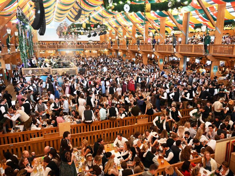 Typisch für das Oktoberfest: die großen Festzelte auf der Wiesn  