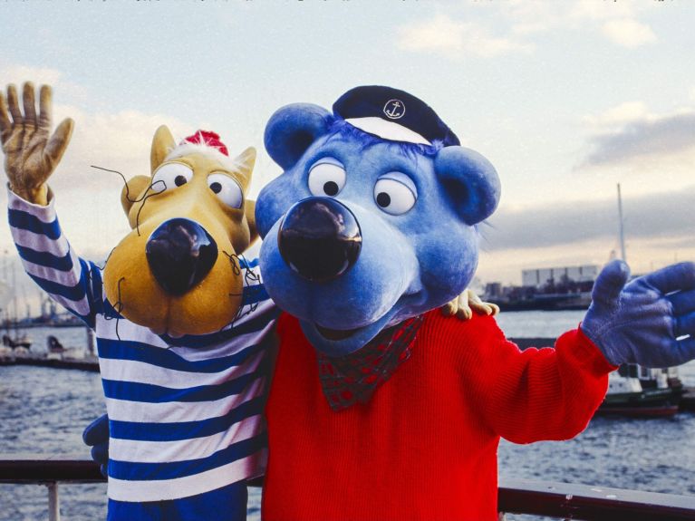 También en tamaño humano: Hein Blöd y el Capitán Osoazul, los protagonistas del mundo de “Zamonia” en el puerto de Hamburgo 