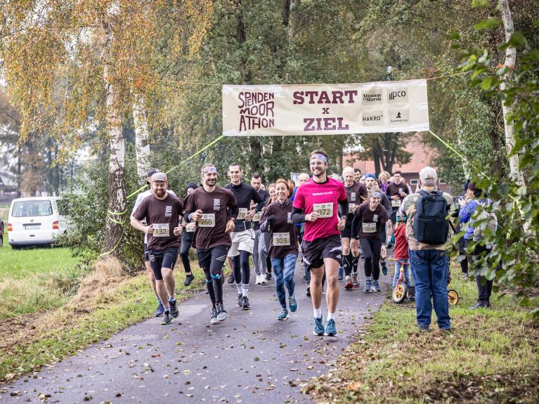 يُنظِّم الاثنان فعَّالية موراثون "Moorathon" (ماراثون المستنقعات) لجمع التبرعات، من بين أنشطةٍ عدة. 