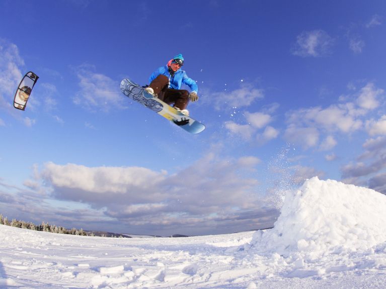 Piruetas aéreas a gran altura: un snowkiter en la Wasserkuppe, en Hesse
