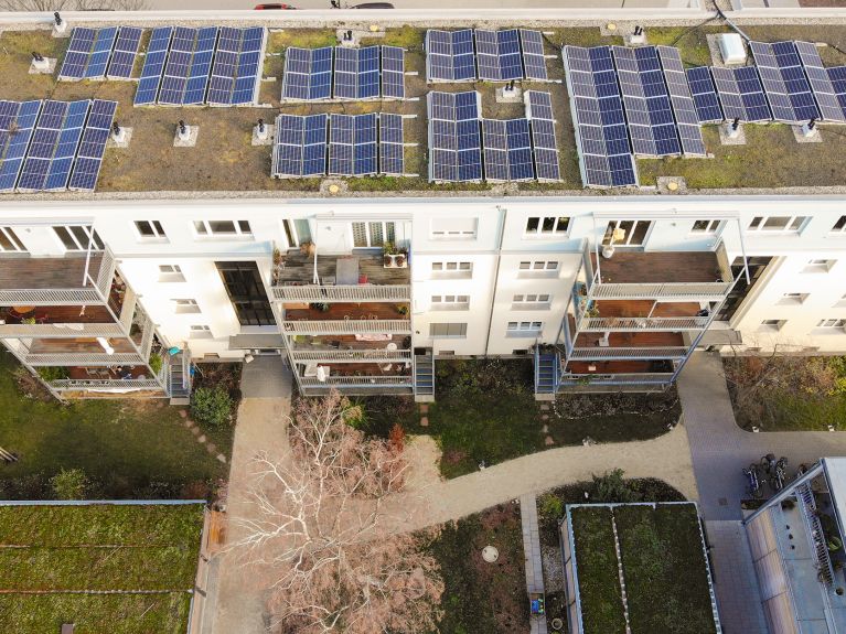 Dach eines Hauses in Heidelberg, das im Rahmen eines Mieterstrom-Projekts mit Solarzellen ausgestattet wurde. 