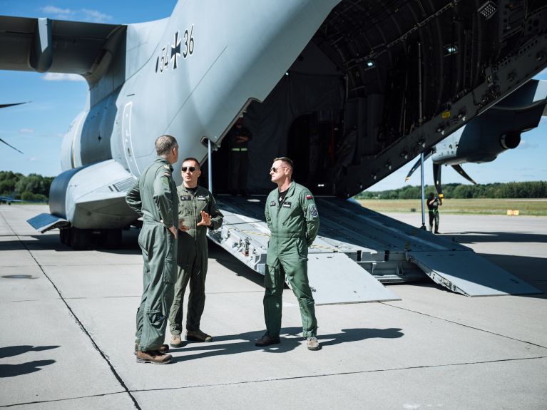 Der Inspekteur der Luftwaffe Generalleutnant Holger Neumann im Austausch mit General Broni Marek Sokolowski der polnischen Luftstreitkräfte in Polen. 