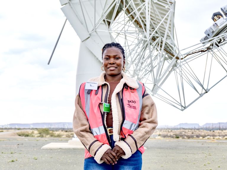 Astrophysikerin Victoria Samboco verbindet in ihrer Forschung Programmierung und Datenanalyse.