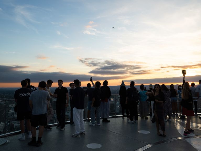 La puesta del sol más bonita sobre la ciudad puede verse desde el mirador del Main Tower en Fráncfort del Meno.