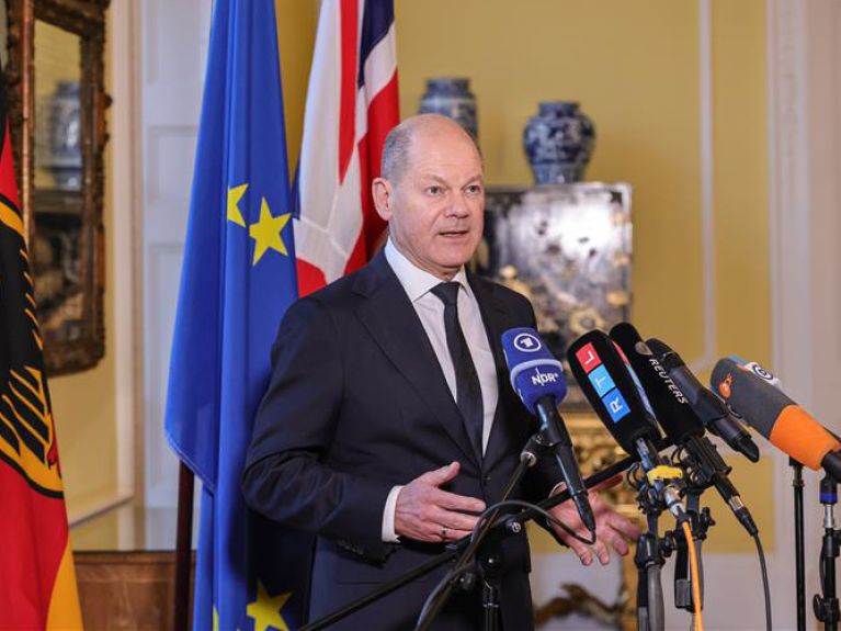Bundeskanzler Olaf Scholz nach dem Gipfel in London Bundeskanzler Olaf Scholz nach dem Gipfel in London