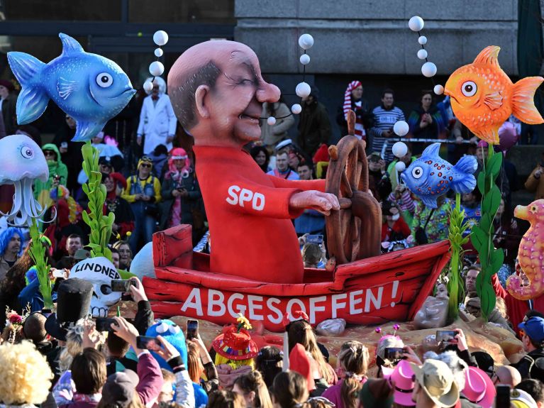 Desfile de carnaval con una figura del canciller Scholz Desfile de carnaval con una figura del canciller Scholz