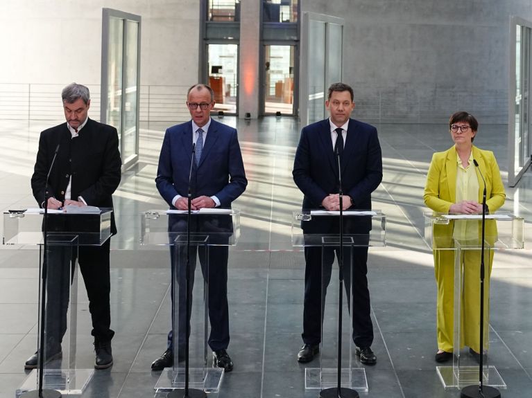 Markus Söder, (CSU), Ministerpräsident von Bayern und CSU Vorsitzender, Friedrich Merz, Unions-Kanzlerkandidat und CDU-Bundesvorsitzender, Lars Klingbeil, SPD-Fraktions- und Bundesvorsitzender, und Saskia Esken, SPD-Bundesvorsitzende, nehmen an einer Pressekonferenz nach den Sondierungsgesprächen von Union und SPD im Bundestag teil. Markus Söder, (CSU), Ministerpräsident von Bayern und CSU Vorsitzender, Friedrich Merz, Unions-Kanzlerkandidat und CDU-Bundesvorsitzender, Lars Klingbeil, SPD-Fraktions- und Bundesvorsitzender, und Saskia Esken, SPD-Bundesvorsitzende, nehmen an einer Pressekonferenz nach den Sondierungsgesprächen von Union und SPD im Bundestag teil.
