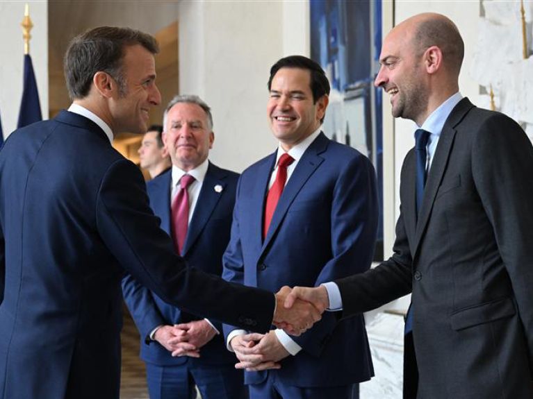 Macron recibió al ministro ucraniano de Asuntos Exteriores Andrii Sybiha en París. 