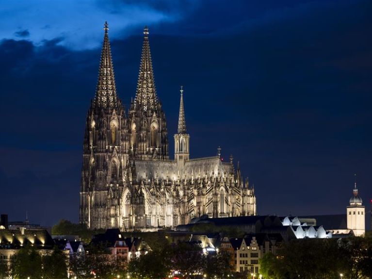 Der Kölner Dom mit neuer Beleuchtung Der Kölner Dom mit neuer Beleuchtung