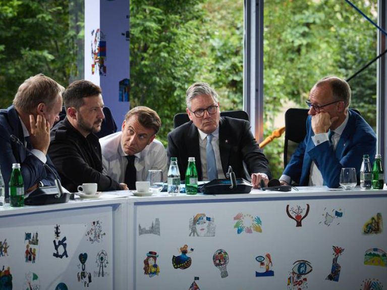 À Tirana, les chefs d'État et de gouvernement Tusk, Zelensky, Macron, Starmer et Merz se sont entretenus par téléphone avec le président américain Trump au sujet des discussions en cours entre les négociateurs russes et ukrainiens à Istanbul. 