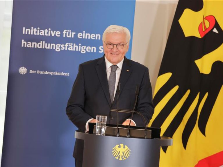 Prezydent Niemiec Frank-Walter Steinmeier przemawia z mównicy Prezydent Niemiec Frank-Walter Steinmeier przemawia z mównicy