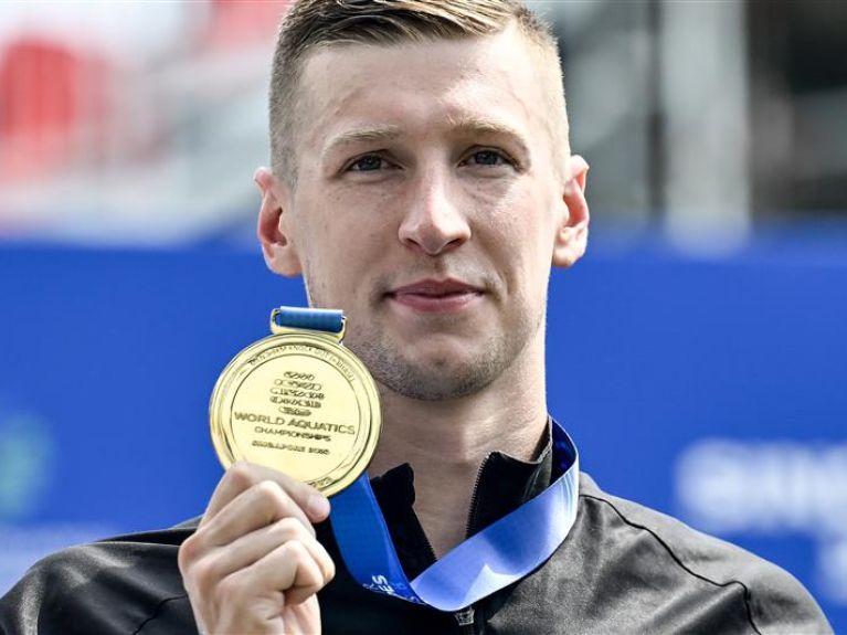 Schwimm-Triumphator Wellbrock gewinnt mit der Freiwasser-Staffel seinen vierten Titel im Freiwasser-Schwimmen. Schwimm-Triumphator Wellbrock gewinnt mit der Freiwasser-Staffel seinen vierten Titel im Freiwasser-Schwimmen.