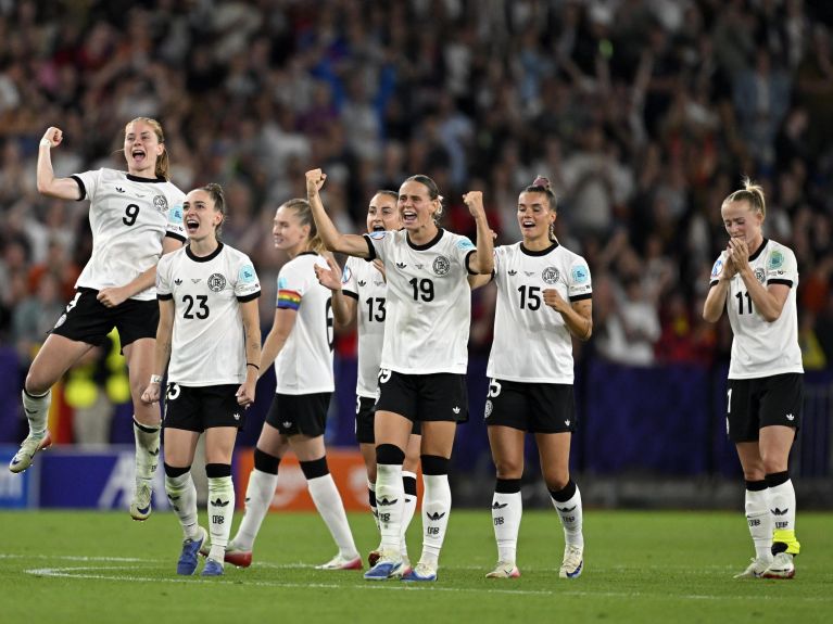 German women's football team reaches Euro semi-finals 