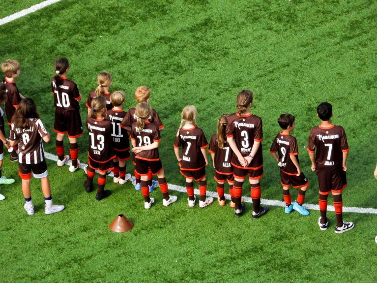 Die Fußball Jugend des FC St. Pauli beim Training. 