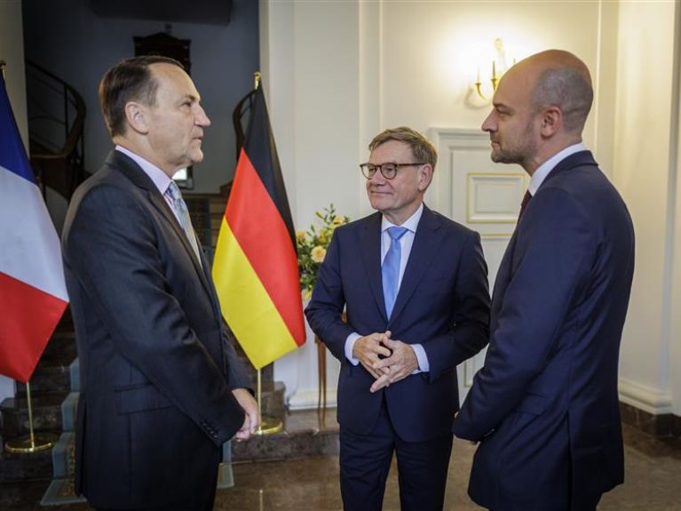 German Foreign Minister Wadephul with his counterparts Radoslaw Sikorski (Poland, l.) and Jean-Noël Barrot (France, r.) 
