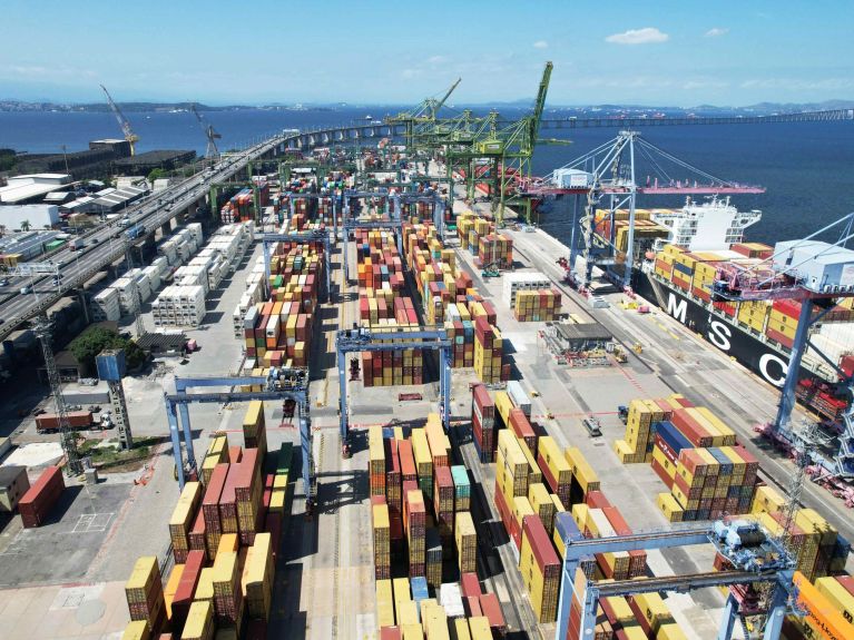 Navio porta-contêineres no porto do Rio de Janeiro