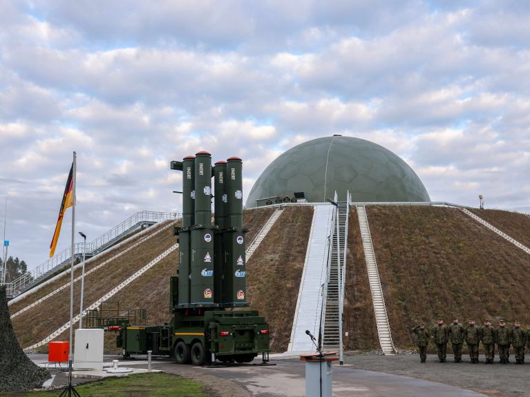 Arrow 3 hava savunma sisteminin bir füzesinin bir modeli.