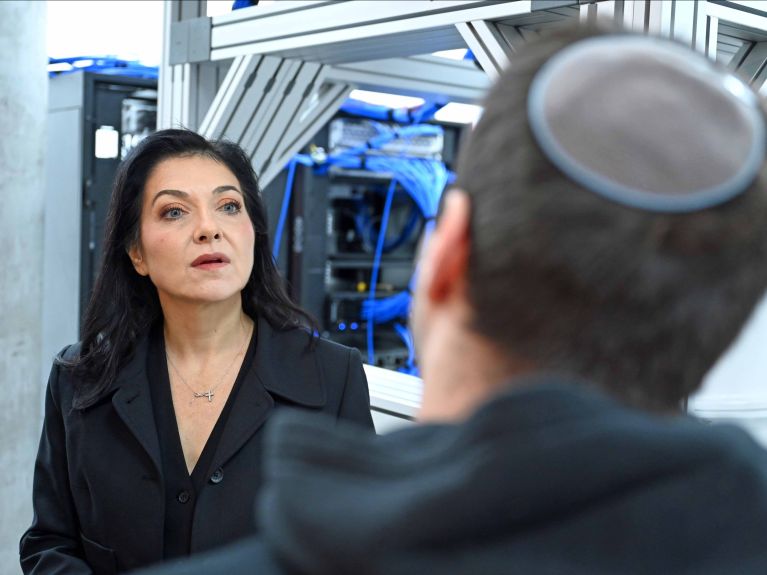 Minister for Economic Affairs Katherina Reiche during her visit to the Quantum Science and Technology Center of Tel Aviv University.