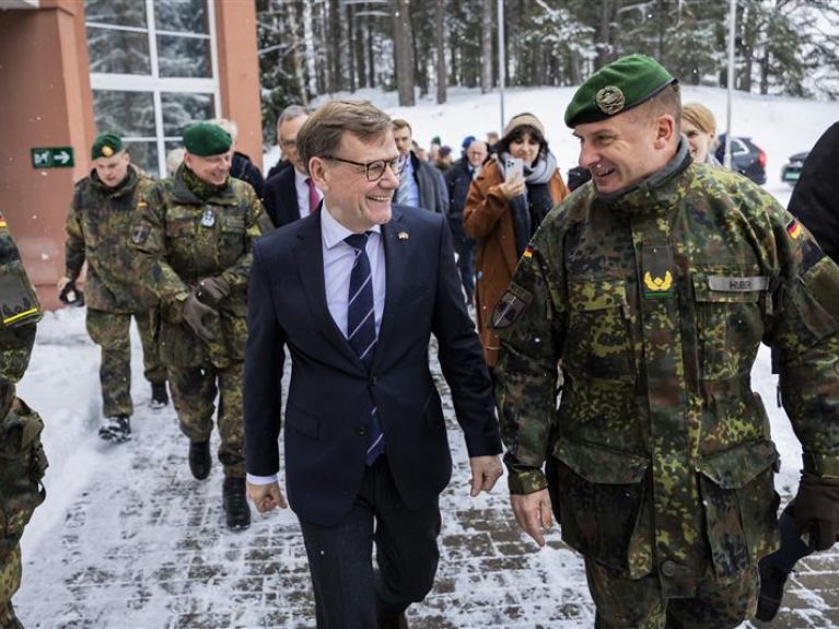 Außenminister Johann Wadephul mit Brigadegeneral Christoph Huber.