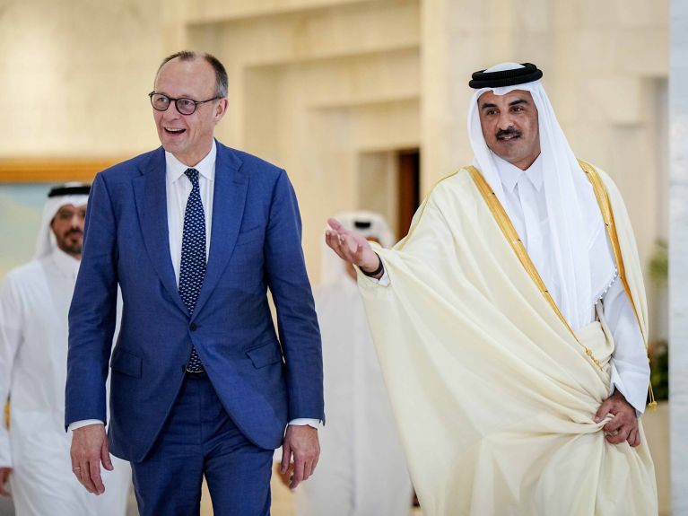 El canciller alemán, Friedrich Merz, y el jeque Tamim bin Hamad Al-Thani en Doha, Catar