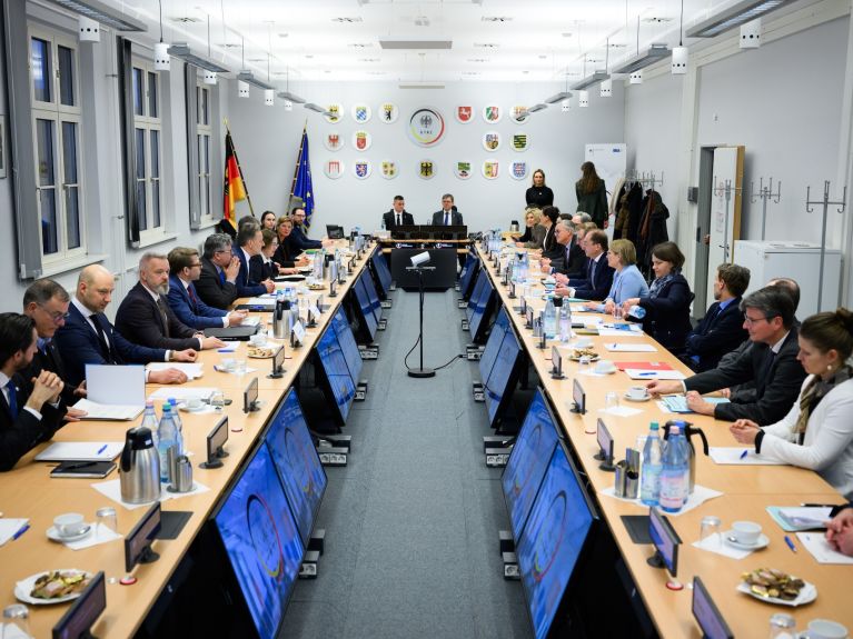 Personas sentadas alrededor de una mesa larga 