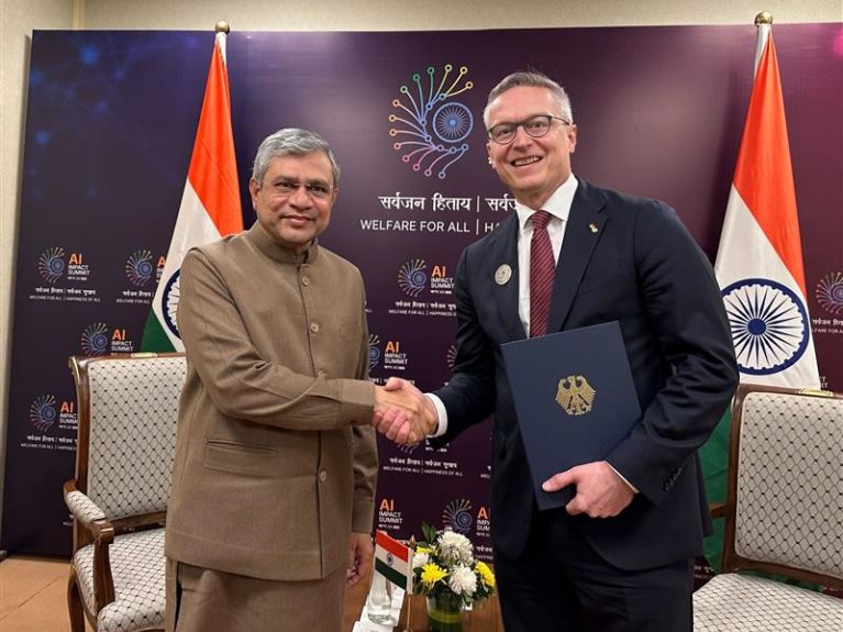 Indiens IT-Ressortchef Ashwini Vaishnaw und Bundesdigitalminister Karsten Wildberger beim KI-Gipfel in Neu-Delhi