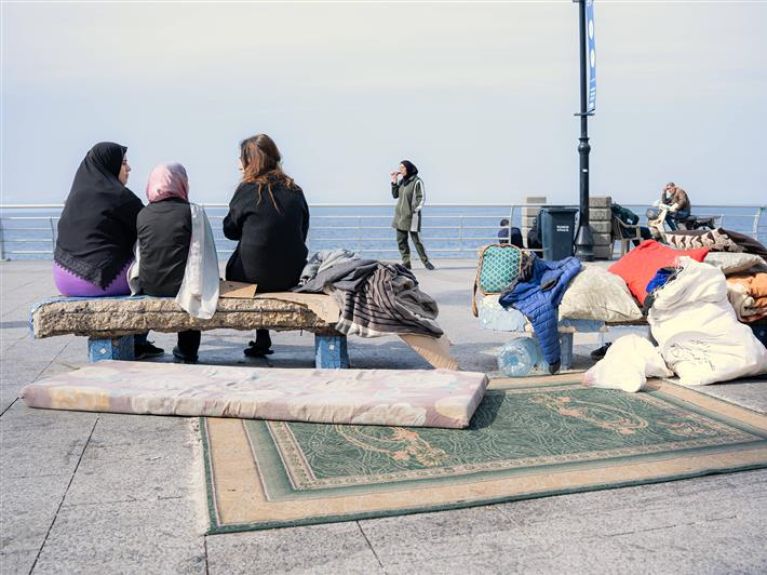 Refugiados del sur del Líbano y de los suburbios del sur de Beirut se refugian en la capital libanesa.