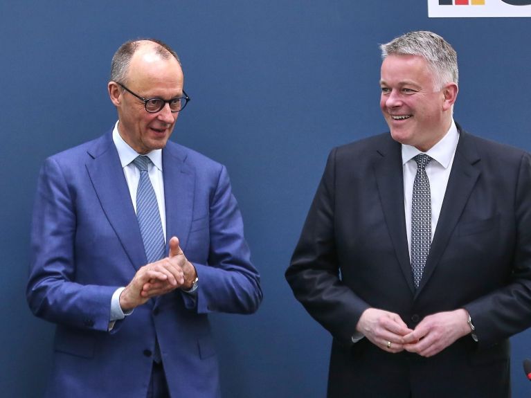 Bundeskanzler Friedrich Merz (l.) gratuliert Parteifreund und CDU-Spitzenkandidat Gordon Schnieder zum Wahlsieg in Rheinland-Pfalz.