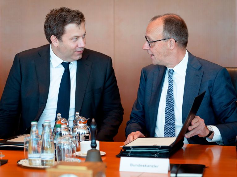 Partner in schwierigen Zeiten: Bundeskanzler Friedrich Merz (CDU, r.) und Vizekanzler Lars Klingbeil (SPD)