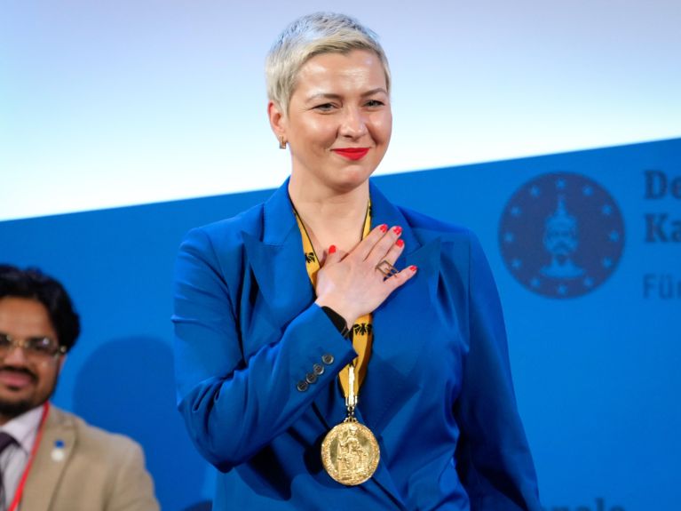 © xxx  	  Maria Kalesnikava trägt die Medaille des Internationalen Karlspreises
