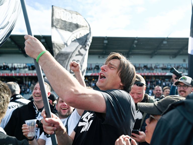 Trainer Vincent Wagner (M.) zeigt sich überglücklich.