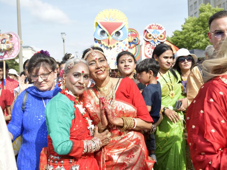 Straßenszene beim 30. Karneval der Kulturen in Berlin