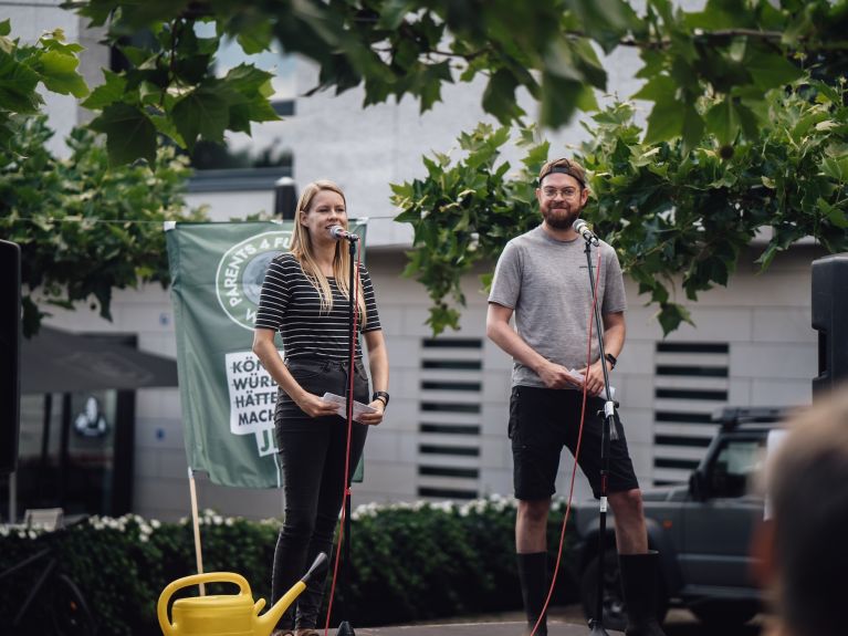 يُسخّران صوتهما للدفاع عن المستنقعات: آن كريستين وألكسندر كورنلسن 